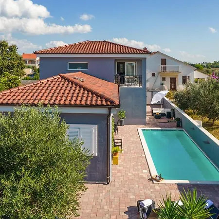 3 Bedroom Stunning In *