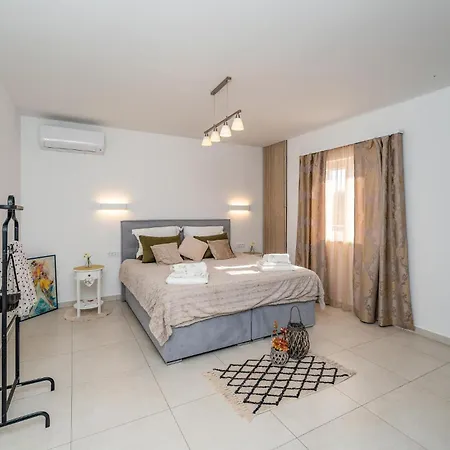 3 Bedroom Stunning In *