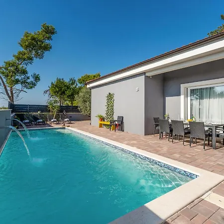 3 Bedroom Stunning In *